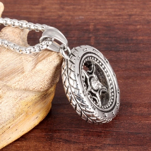 Collier homme avec pendentif pneu en acier inoxydable et chiffres romains