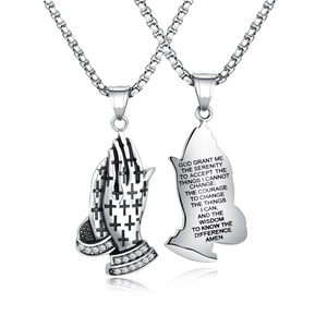 Collier mains en prière en acier inoxydable avec strass et gravure de prière de sérénité