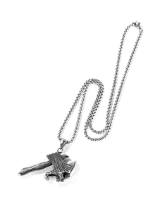 Détail du pendentif hache de combat crâne punk avec chaîne maille box en acier robuste