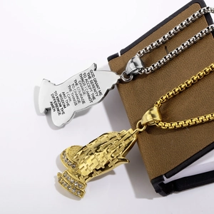 Collier religieux mains en prière avec croix et prière de sérénité en or et argenté