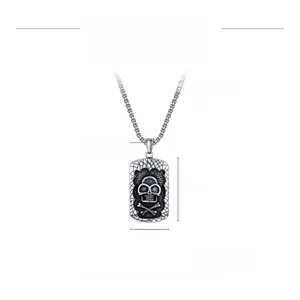 Détail du pendentif tête de mort rétro montrant les textures et les dimensions