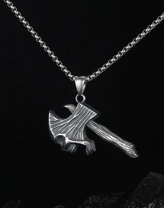 Détail du pendentif hache squelette gothique avec poinçon S.Steel sur une chaîne carrée