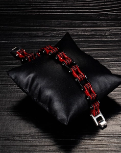Détail macro du bracelet chaîne de moto rouge et noir avec fermoir métallique