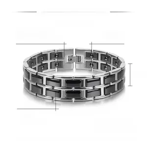 Gros plan du bracelet large pour homme en céramique et acier avec billes magnétiques