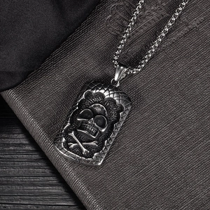Vue détaillée du collier avec pendentif tête de mort carré en acier inoxydable