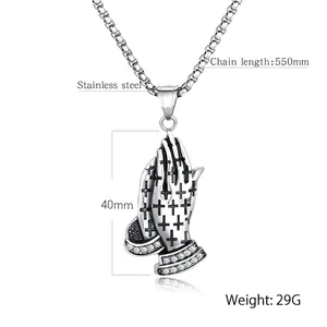 Collier mains en prière rétro en acier inoxydable avec relief croix et dimensions