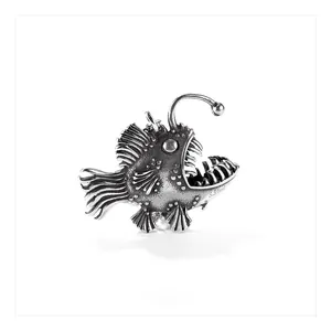 Dettaglio del ciondolo a forma di rana pescatrice in acciaio inox con finitura vintage