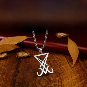 Détail du pendentif sceau de Lucifer en acier inoxydable poli sur chaîne à billes et fond bois
