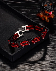 Vue détaillée du bracelet gourmette en acier inoxydable double couche rouge et noir émaillé