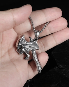 Détail du pendentif hache de combat en argent vintage avec crâne et chaîne en acier