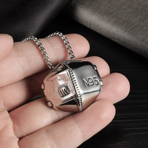 Collier hip hop en acier titane avec pendentif réaliste en forme de masque N95
