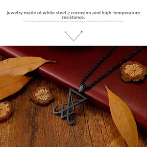 Détail du pendentif sceau de Lucifer en acier inoxydable sur fond bois et cuir rouge