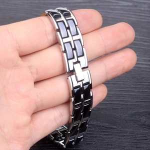 Bracelet magnétique pour homme en métal argenté poli et design à maillons en céramique noire