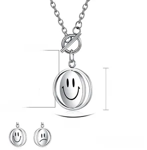 Détail macro du pendentif rotatif 25mm visage souriant avec fermoir OT et poli miroir