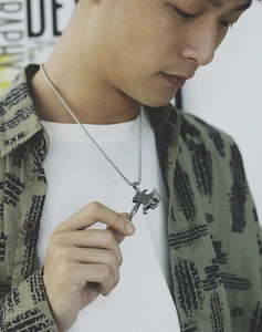 Gros plan d'un pendentif hache de combat vintage pour hommes avec chaîne carrée argentée