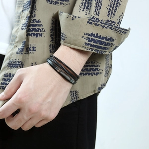 Bracciale multistrato da uomo in pelle nera intrecciata con chiusura magnetica in metallo