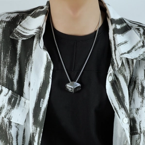 Collier hip-hop en acier titane avec pendentif masque N95 et chaîne en métal élégante