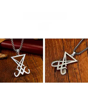 Vue macro détaillée du pendentif sceau de Lucifer en acier inoxydable sur bois sombre