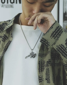 Détails du pendentif hache de combat argentée style punk sur une chaîne à mailles carrées