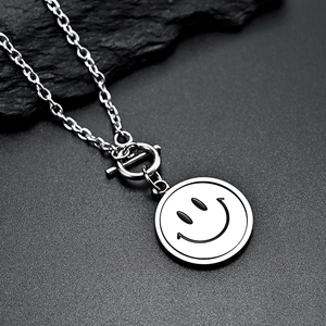 Collier rotatif en acier titane avec pendentif sourire et fermoir OT pour homme et femme