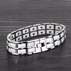 Détail du bracelet pour hommes en céramique et acier avec pierres magnétiques de santé