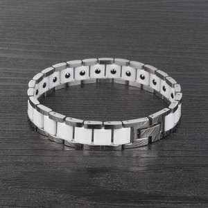 Détail du bracelet magnétique en acier inoxydable avec maillons en céramique blanche