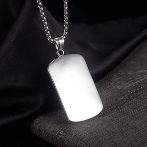 Détail du pendentif rectangle poli avec gravure S.Steel sur l'attache en acier