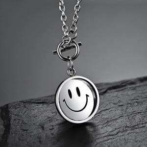 Collier avec pendentif smiley rotatif en acier inoxydable avec fermoir O-T pour homme et femme