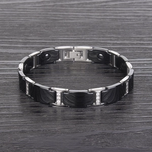 Détails du bracelet magnétique en céramique noire et acier avec zircons