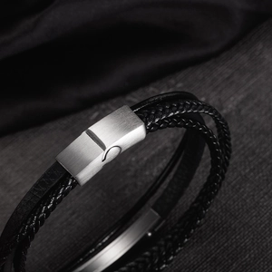 Dettaglio macro del bracciale da uomo in pelle multistrato con chiusura magnetica in acciaio