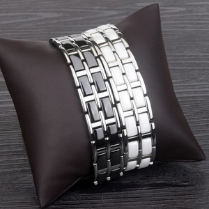 Bracelet magnétique pour homme en céramique et acier sur un support en cuir élégant