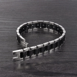 Détail d'un bracelet en acier titane pour hommes avec pierres noires et aimants intégrés