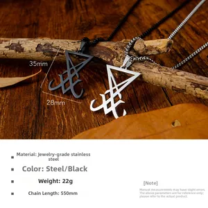 Détail de pendentifs Sigil de Lucifer en acier inoxydable sur fond de bois rustique