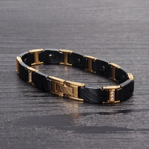Détail du bracelet magnétique pour homme en céramique noire et or avec pierres zircon