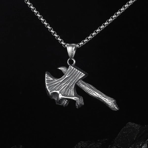 Collier pendentif hache crâne punk en acier inoxydable vintage sur fond de roche sombre