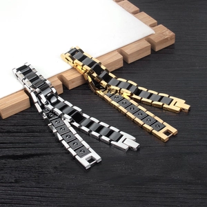 Bracelet de thérapie magnétique pour homme en acier titane et céramique noire sur bois