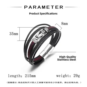 Détail du bracelet multicouche en cuir tressé avec coutures rouges et fermoir magnétique