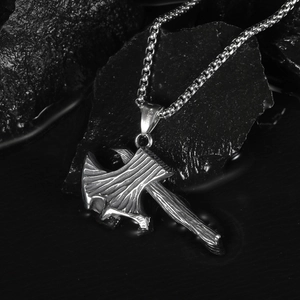 Pendentif hache de combat en acier inoxydable argenté avec chaîne sur fond de roche