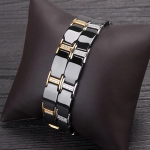 Set de bracelets élégants en céramique noire avec accents or et argent et zircons brillants