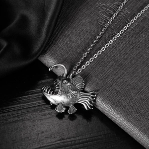 Collana con ciondolo a forma di rana pescatrice vintage in acciaio inox con catena a O uomo