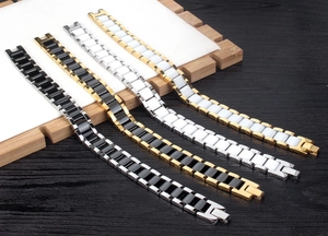 Détail des bracelets à maillons H en céramique et acier titane dorés et argentés