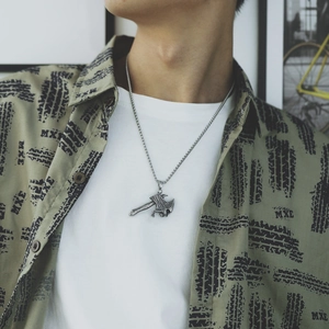 Collier homme pendentif hache de combat et crâne porté par un mannequin, argent vieilli