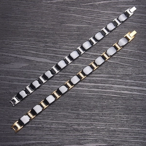 Vue détaillée de bracelets de luxe pour hommes en céramique et acier avec zircons sertis