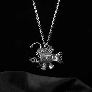 Collana con ciondolo a forma di rana pescatrice in acciaio inossidabile stile vintage