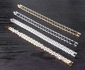 Détails des bracelets magnétiques en acier titane dans quatre combinaisons de couleurs