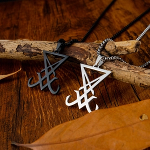 Colliers avec pendentif sceau de Lucifer en noir mat et acier argenté sur des branches