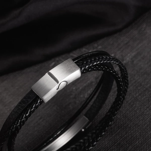 Bracciale multistrato in pelle intrecciata nera da uomo con chiusura in metallo spazzolato