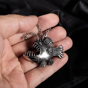 Collana con ciondolo rana pescatrice in acciaio inossidabile hip hop retrò stile industriale
