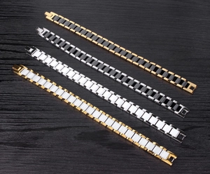 Vue détaillée de quatre bracelets pour hommes en céramique et acier titane sur bois