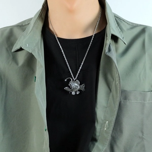 Collana vintage in acciaio inossidabile con ciondolo a forma di rana pescatrice su uomo